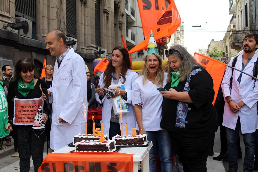 Siprus se manifestó con un circo en plena calle