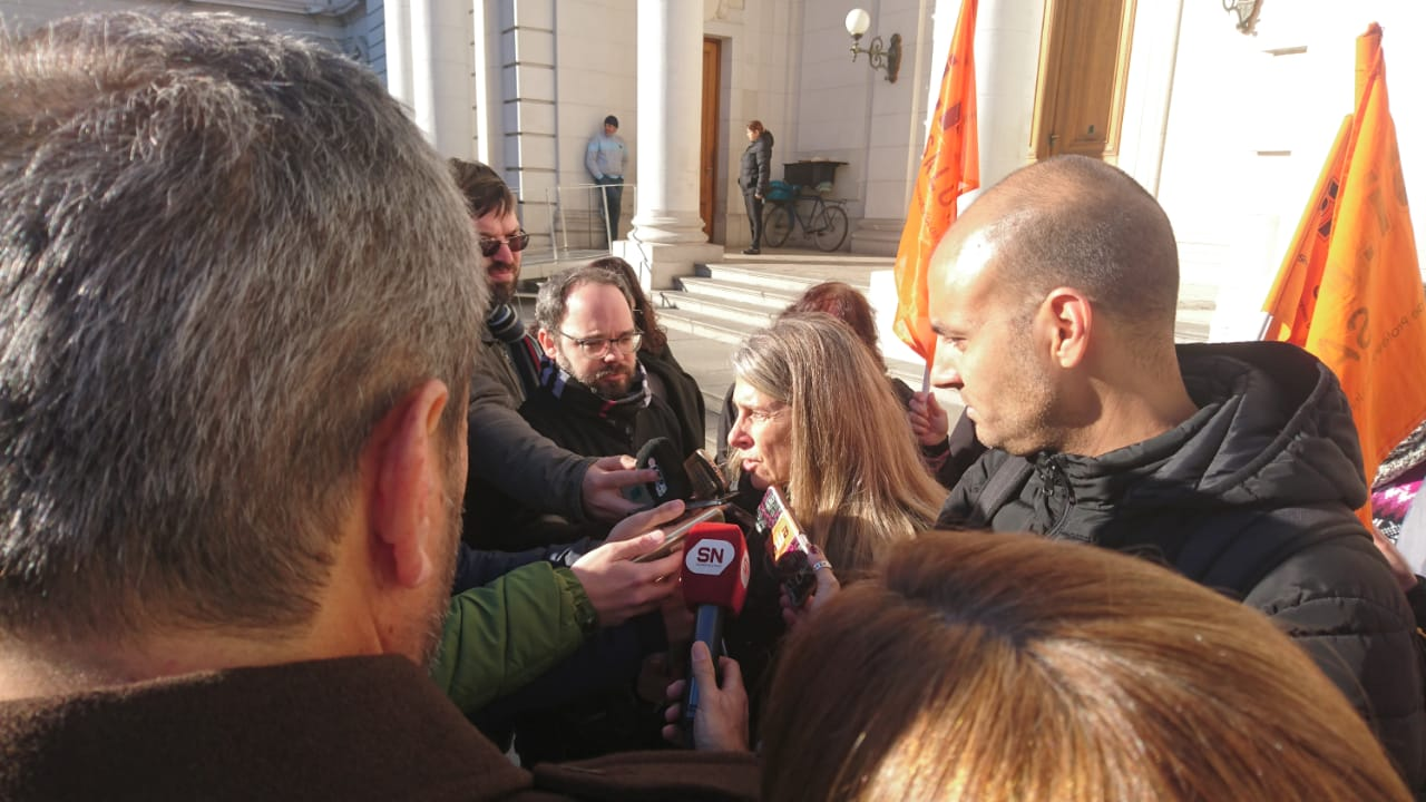 Caja del Arte de Curar.  4 de julio concentración en la legislatura.