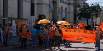 Profesionales de la salud tomaron las calles en Santa Fe