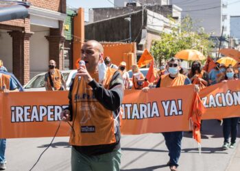 Profesionales de la salud tomaron las calles en Santa Fe