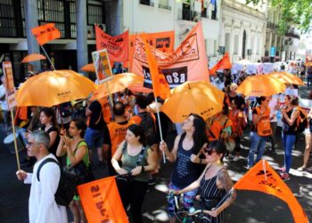 Una multitud construyendo salud en las calles