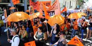 Una multitud construyendo salud en las calles