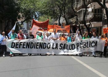 Una multitud construyendo salud en las calles