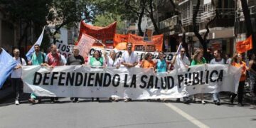 Una multitud construyendo salud en las calles