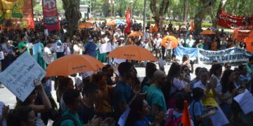 Luego de las enormes movilizaciones el gobierno provincial convoca a los profesionales de la salud.