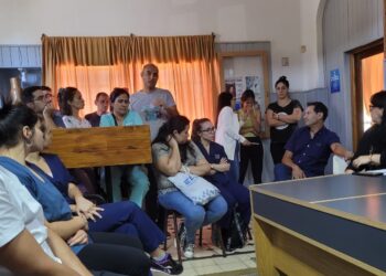 Paro y asamblea con abrazo a centros de salud municipales de Villa Gobernador Galvez