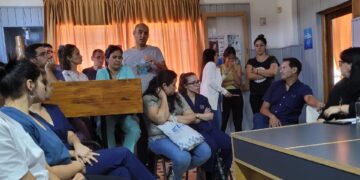 Paro y asamblea con abrazo a centros de salud municipales de Villa Gobernador Galvez